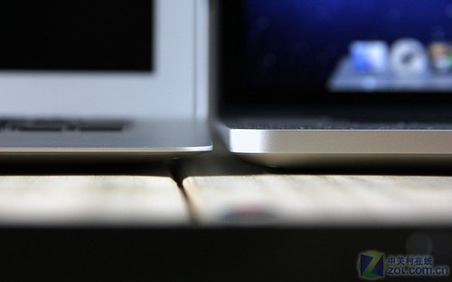 �ƿ���Ļ��ԱȻ��������ĺ�ȣ�Air ȷʵ����һЩ